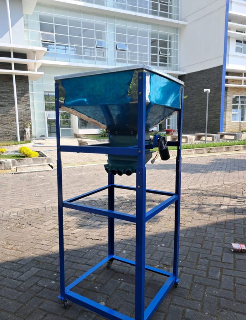 Mahasiswa SV UGM Ciptakan Alat Pemberian Pakan Ayam Otomatis, Efisiensi ...