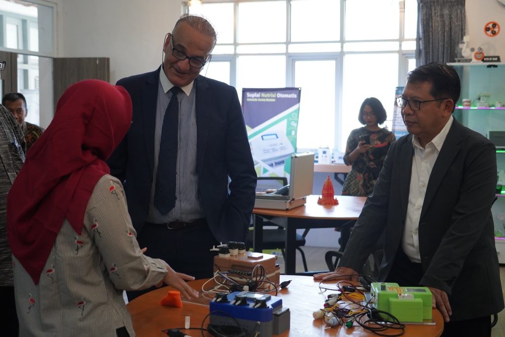 pengenalan tentang Sekolah Vokasi UGM oleh Prof. Dr.-Ing. Ir. Agus Maryono, IPM., ASEAN Eng.