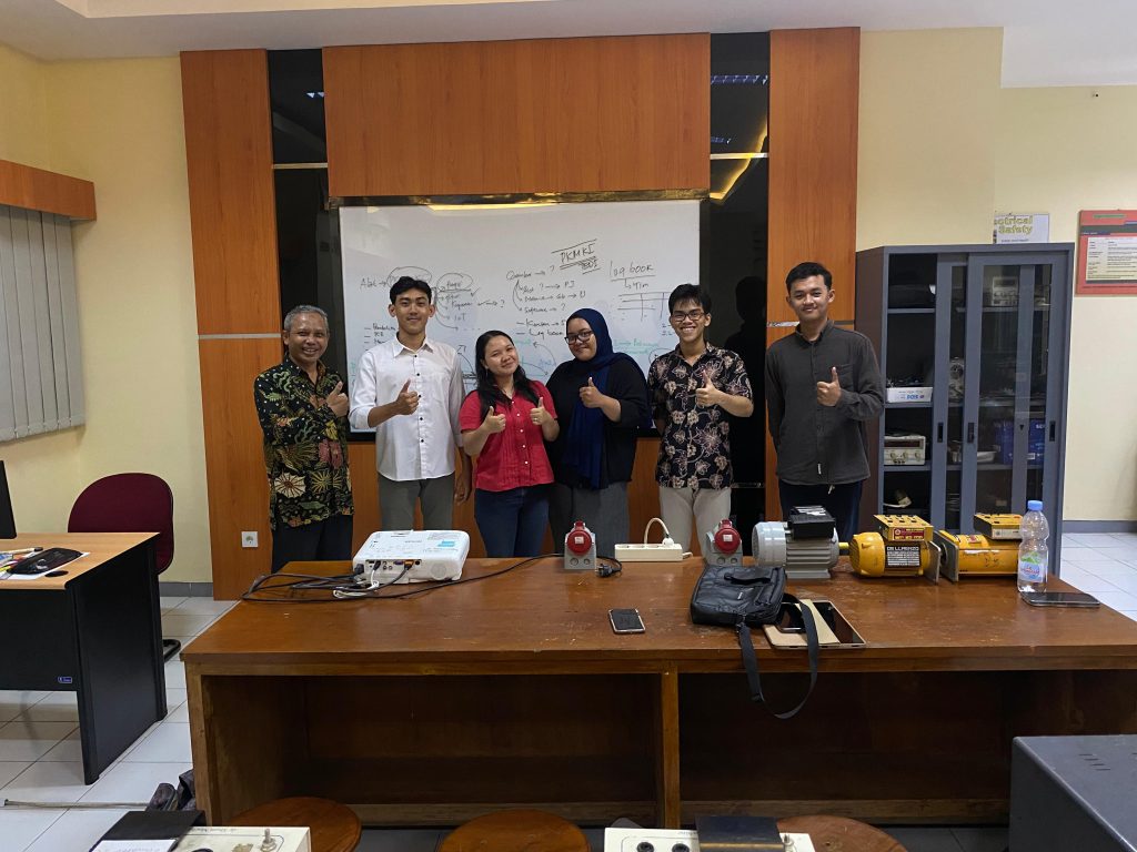 Program Kreativitas Mahasiswa (PKM) ini terdiri dari Angelia Grace Cahyani (Teknik Biomedis, Fakultas Teknik Angkatan 2022), Bayu Ari Wandyka (Teknologi Rekayasa Instrumentasi dan Kontrol Angkatan 2022), Ferhad Zulfas (Teknologi Rekayasa Instrumentasi dan Kontrol Angkatan 2022), Novy Pratama Andriani (Teknik Pengelolaan dan Perawatan Alat Berat Sekolah Vokasi Angkatan 2022), serta Ganang Fattahuddien Attar (Kedokteran, Fakultas Kedokteran Fakultas Kedokteran, Kesehatan Masyarakat dan Keperawatan Angkatan 2023).