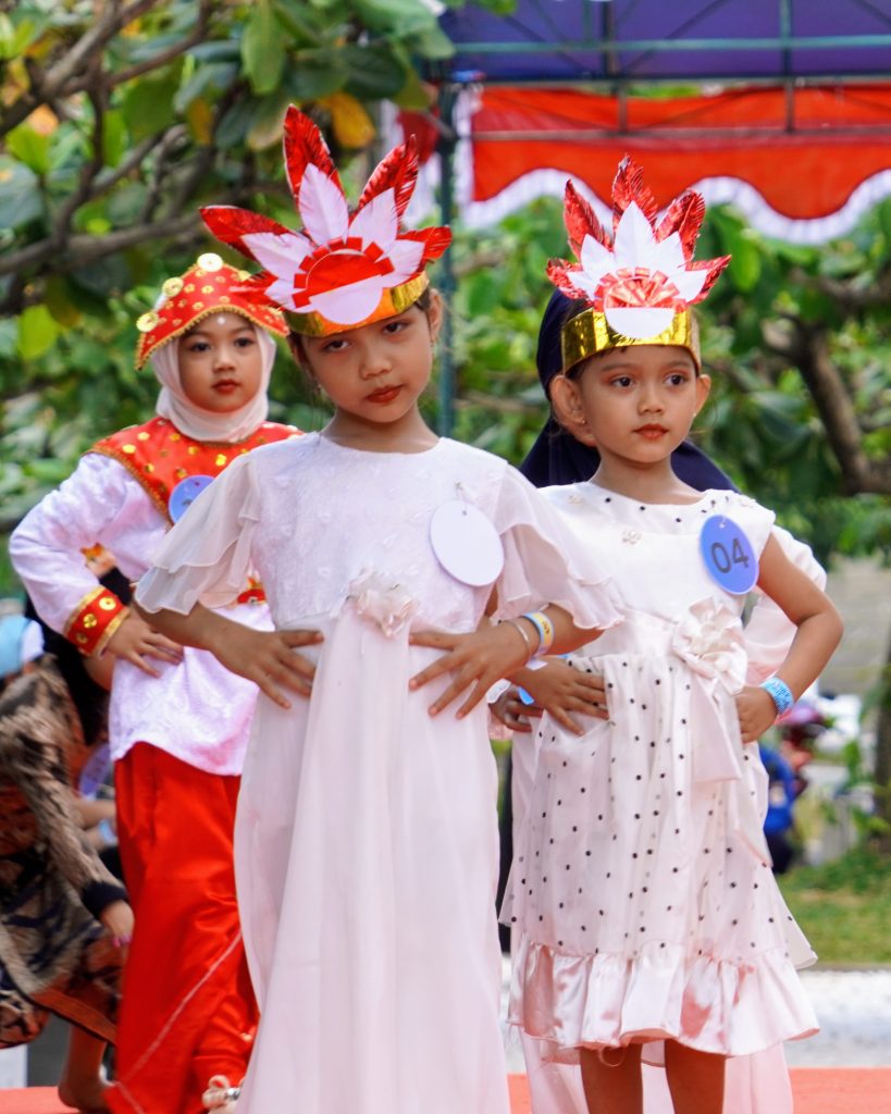 Lomba fashion show anak menjadi salah satu sorotan acara, menampilkan kreativitas dan bakat para peserta muda.