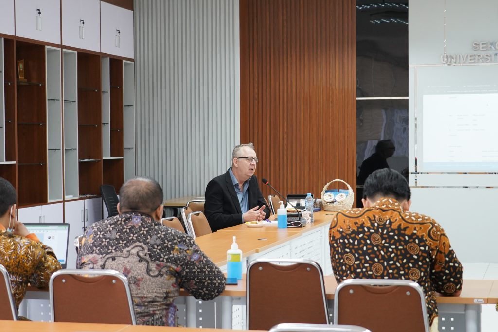 Dr. Guido Schnieders juga diajak menilik langsung fasilitas yang disediakan oleh Sekolah Vokasi untuk mahasiswa