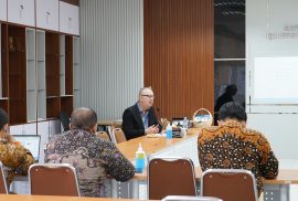 Dr. Guido Schnieders juga diajak menilik langsung fasilitas yang disediakan oleh Sekolah Vokasi untuk mahasiswa