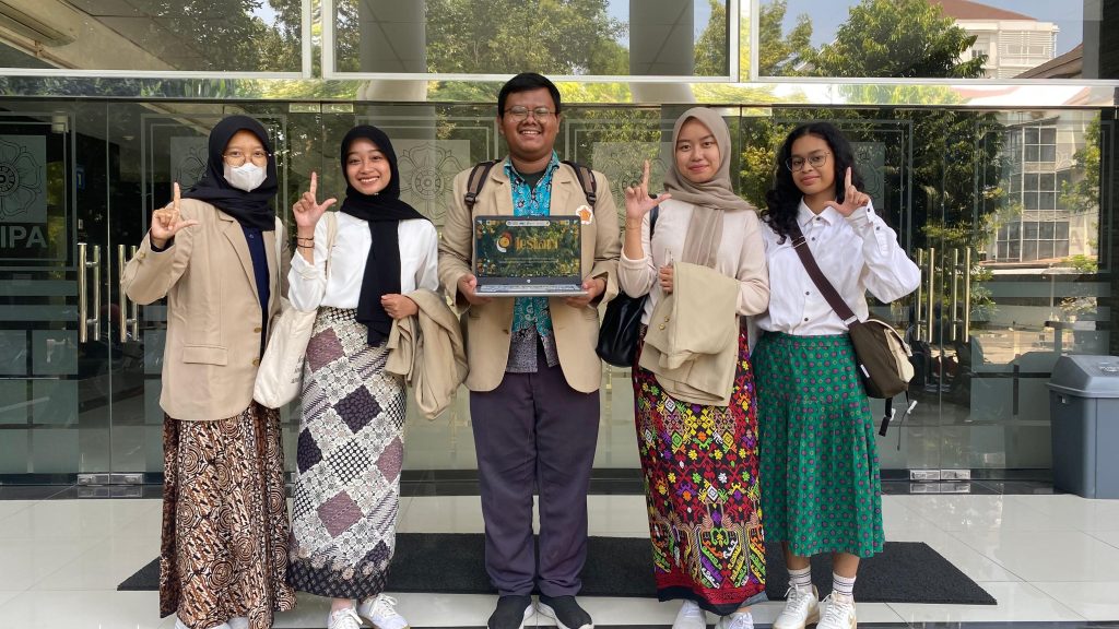 Niken Yulistya Rohma dan Niken Permata Hati dari program studi Bisnis Perjalanan Wisata angkatan 2022  (SV), Khoirul Anam dan Zalfaa Aulia dari program studi Ilmu Komputer angkatan 2022 (FMIPA), dan Corinthia Gracia Maharani dari program studi Arkeologi angkatan 2023 (FIB)