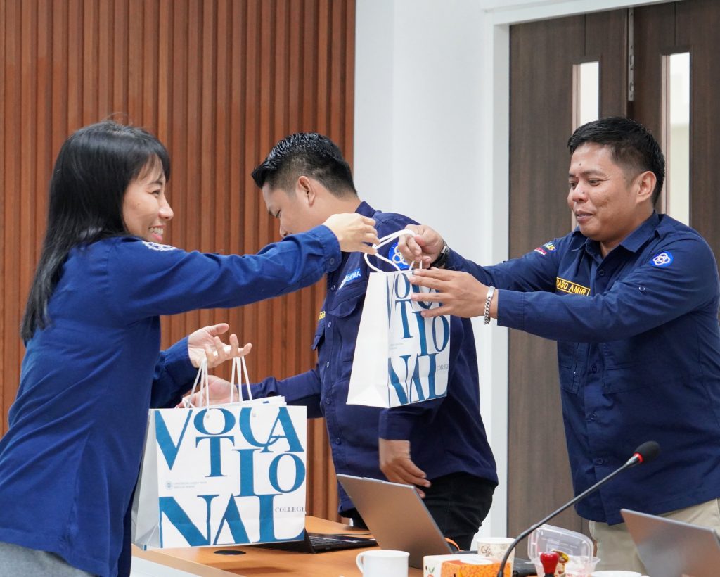 Politeknik Dewantara Palopo melakukan kunjungan resmi ke Sekolah Vokasi UGM dalam rangka memperdalam pengetahuan mengenai penyusunan dokumen, tata kelola, serta mitigasi dan evaluasi diri dalam bidang kemitraan.