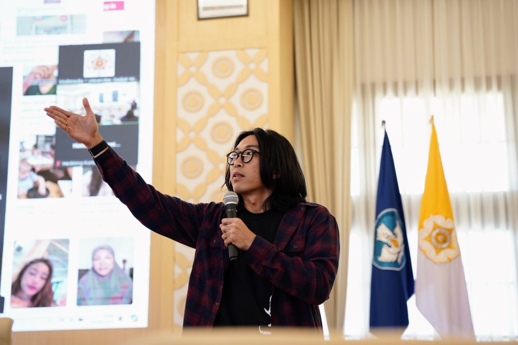 Workshop ini menghadirkan narasumber berpengalaman, antara lain dr. Tirta Mandira Hudhi, M.A.B., Winda Pratiwi, Farchan Noor Rachman, dan ⁠Mohamad Ryan Saputra. 