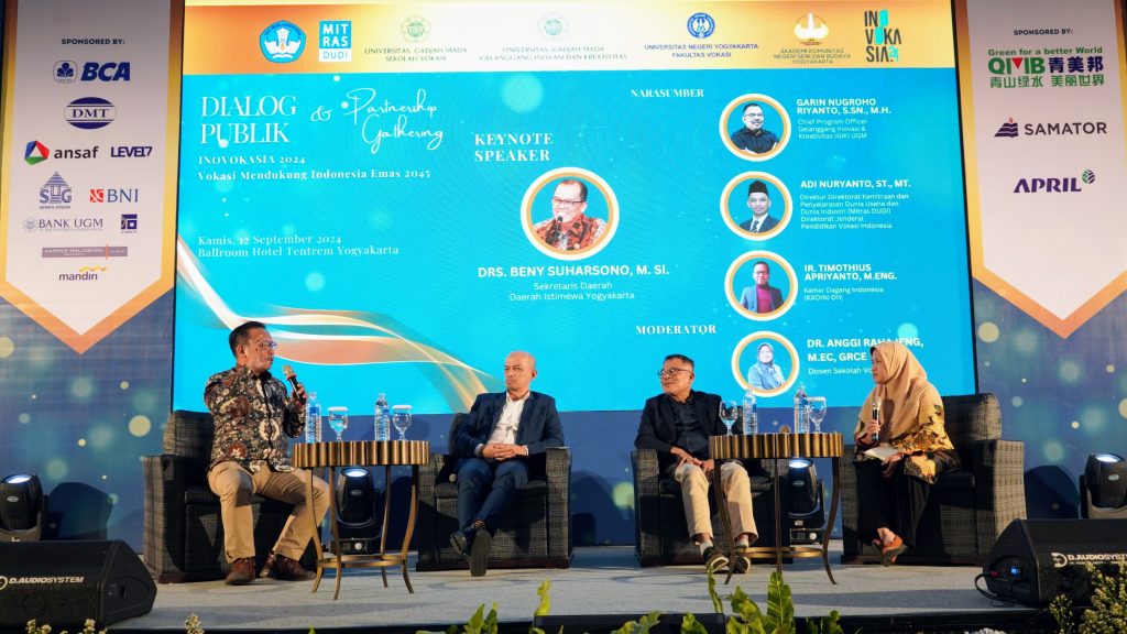 Dialog publik ini menghadirkan narasumber-narasumber kompeten dari berbagai bidang, mulai dari Bapak Garin Nugroho selaku Chief Program Officer GIK UGM, Ir. Timothius Apriyanto, M.Eng. selaku Perwakilan KADIN DIY, dan Bapak Adi Nuryanto, ST., MT., selaku Direktur Mitras DUDI.