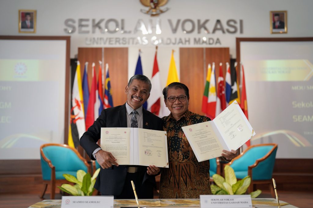 Prof. Dr.-Ing. Ir. Agus Maryono, IPM., ASEAN Eng., Dean of UGM Vocational School and Dr. Wahyudi, Director of SEAMOLEC signed the cooperation contract