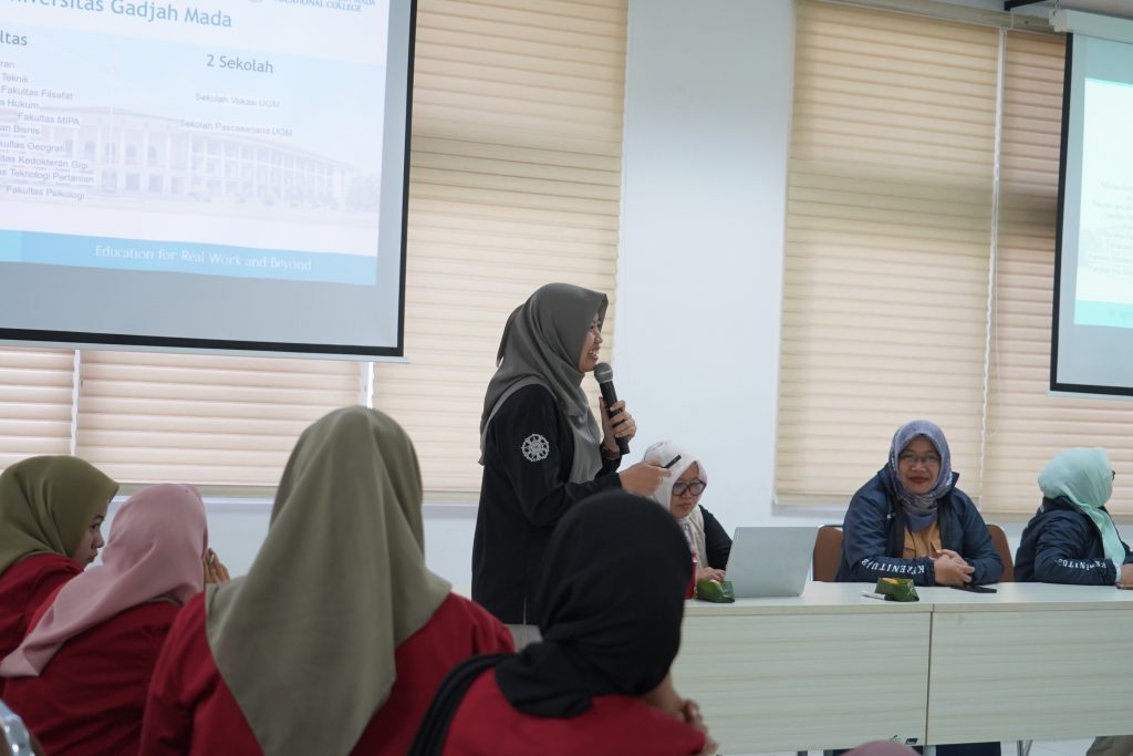 Manajer Unit Humas SV UGM sekaligus Dosen Sarjana Terapan Bahasa Inggris, Erlin Estiana Yulianti, S.S, M.A.