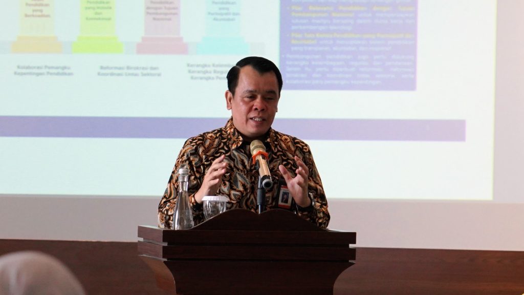 Saryadi, S.T., M.B.A. (Secretary of the Directorate General of Vocational Education in Indonesia) delivered a presentation titled "Strengthening Comprehensive Vocational Higher Education as a Pillar of Indonesia's Golden Vision 2045."