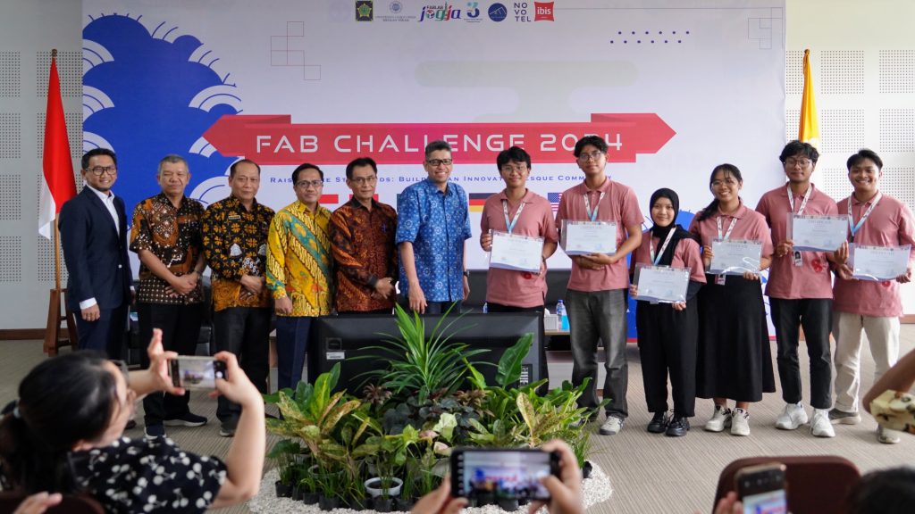 Enam Kelompok Fab Challenge 2024 e-tamakura+, help waste, revigrow, kincirku, solar tenda dan winsobat. 