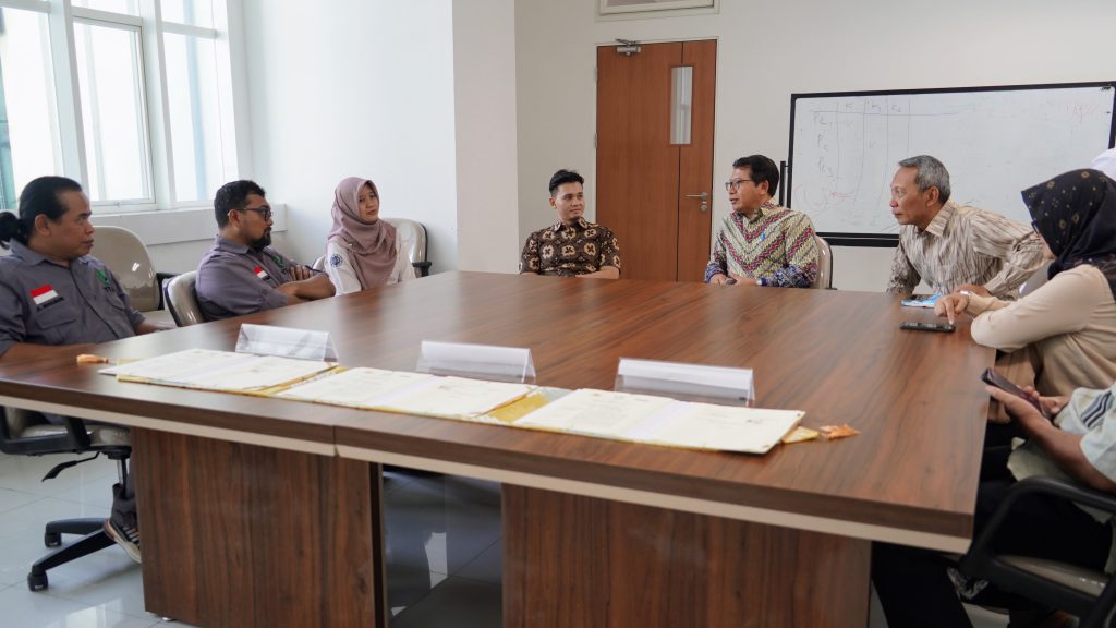 Acara diskusi bersama dihadiri oleh Dekan SV UGM, Prof. Dr.-Ing. Ir. Agus Maryono, IPM., ASEAN Eng., dan jajaran pimpinan SV UGM, serta perwakilan dari Yayasan Tirta Alam Bumi Bertuah dan Kagama Komunitas Pegiat Inklusi.