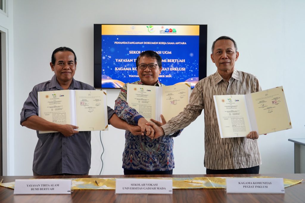 Dekan Sekolah Vokasi UGM, Ketua Yayasan Tirta Alam Bumi Bertuah, dan Ketua Kagama Komunitas Pegiat Inklusi berfoto bersama usai teken Nota Kesepahaman 