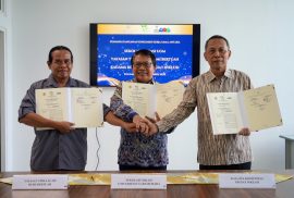 Dekan Sekolah Vokasi UGM, Ketua Yayasan Tirta Alam Bumi Bertuah, dan Ketua Kagama Komunitas Pegiat Inklusi berfoto bersama usai teken Nota Kesepahaman