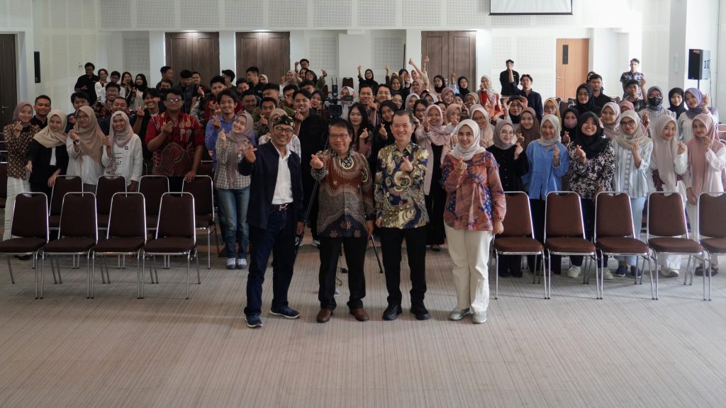 Dekan SV UGM, Ketua Umum KAVOGAMA, dan Presiden Direktur PT Global Service Indonesia bersama 299 wisudawan dan wisudawati SV UGM dalam acara pembekalan wisuda, memberikan motivasi dan soft skills untuk memasuki dunia kerja.