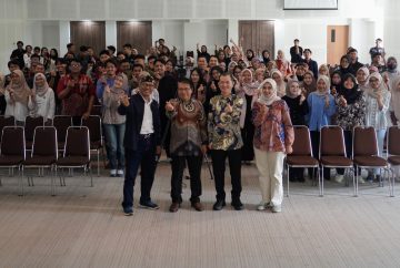 Dekan SV UGM, Ketua Umum KAVOGAMA, dan Presiden Direktur PT Global Service Indonesia bersama 299 wisudawan dan wisudawati SV UGM dalam acara pembekalan wisuda, memberikan motivasi dan soft skills untuk memasuki dunia kerja.