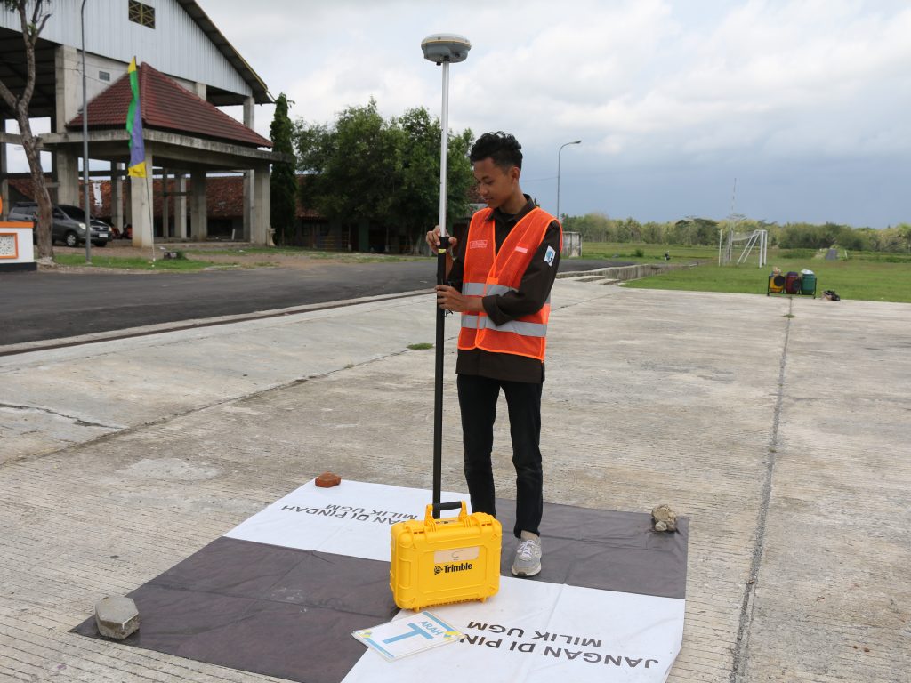 GPS Trimble R8s dan drone Dji Phantom RTK yang disediakan oleh Center of Excellence (CoE) Smart and Green Building Information Modeling SV UGM.