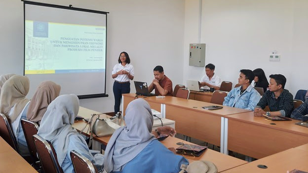 Warga Kalurahan Demangrejo mengikuti pelatihan produksi film pendek yang diselenggarakan oleh Sekolah Vokasi UGM, bertujuan untuk meningkatkan keterampilan dan menghidupkan ekonomi serta pariwisata lokal.