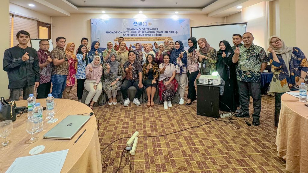 Participants of the ToT session from Politeknik Dewantara pose for a group photo with the speakers after the first day's session.