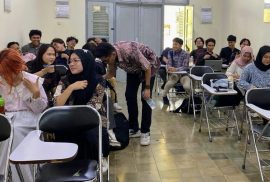 Para mahasiswa Sekolah Vokasi UGM sedang berpartisipasi dalam sesi pembelajaran bahasa Jepang dan Korea, mengembangkan keterampilan komunikasi lintas budaya yang esensial untuk mendukung keberlanjutan dan global citizenship.