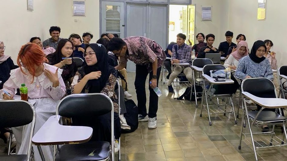 Para mahasiswa Sekolah Vokasi UGM sedang berpartisipasi dalam sesi pembelajaran bahasa Jepang dan Korea, mengembangkan keterampilan komunikasi lintas budaya yang esensial untuk mendukung keberlanjutan dan global citizenship.