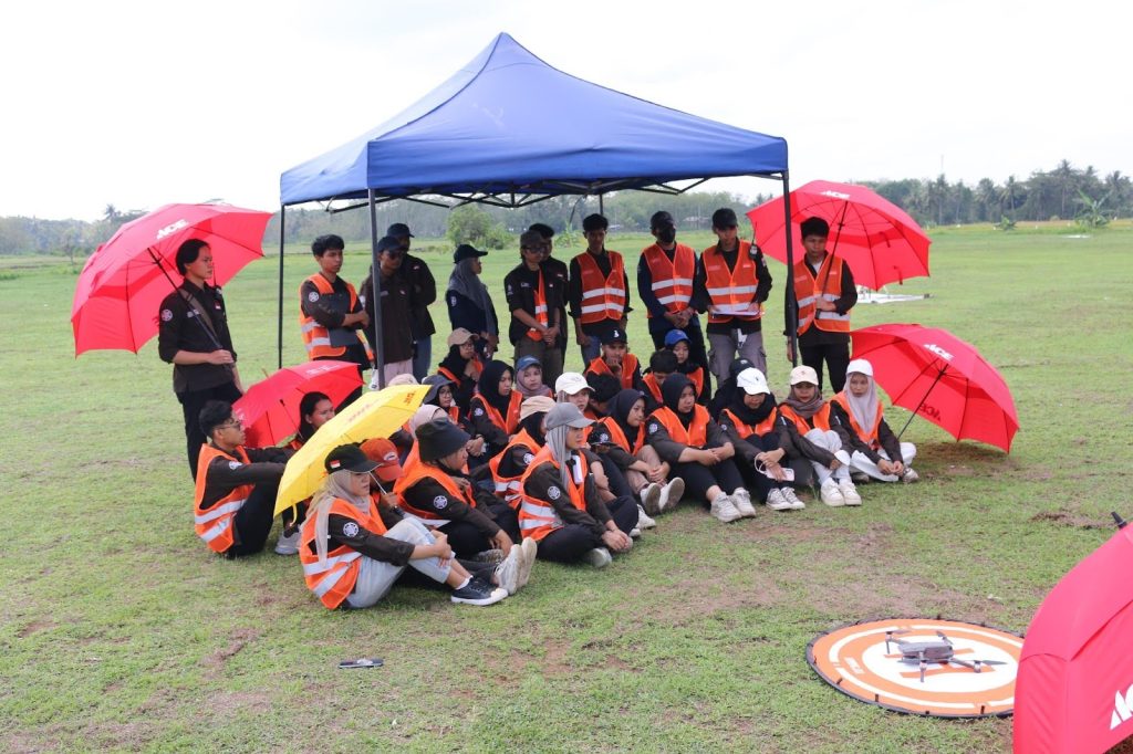 Mahasiswa UGM menggunakan GPS Trimble R8s dan drone Dji Phantom RTK dalam praktikum lapangan di Sleman.