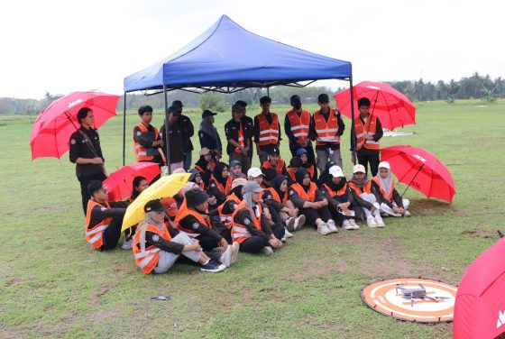 Mahasiswa UGM menggunakan GPS Trimble R8s dan drone Dji Phantom RTK dalam praktikum lapangan di Sleman.