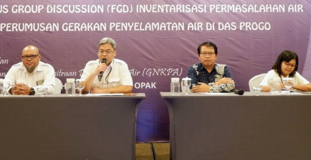  Prof. Agus Maryono memimpin diskusi tentang penyelamatan air di DAS Sungai Progo, dihadiri oleh akademisi, aktivis lingkungan, dan perwakilan pemerintah.