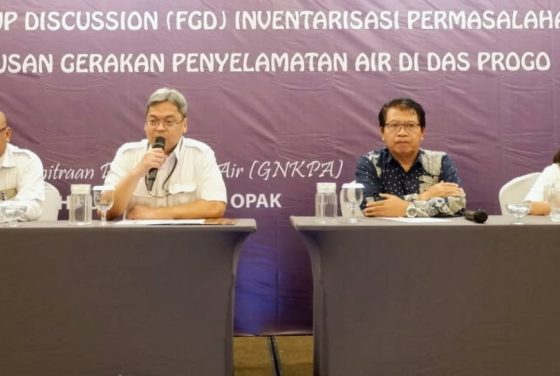 Prof. Agus Maryono memimpin diskusi tentang penyelamatan air di DAS Sungai Progo, dihadiri oleh akademisi, aktivis lingkungan, dan perwakilan pemerintah.