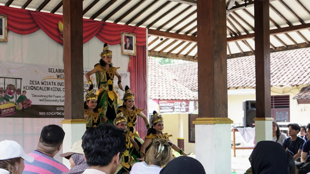 Pertunjukan ini menjadi bagian dari upaya memperkenalkan kearifan lokal kepada peserta internasional