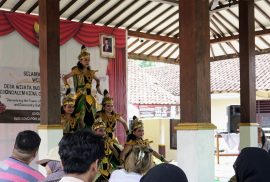 Pertunjukan ini menjadi bagian dari upaya memperkenalkan kearifan lokal kepada peserta internasional