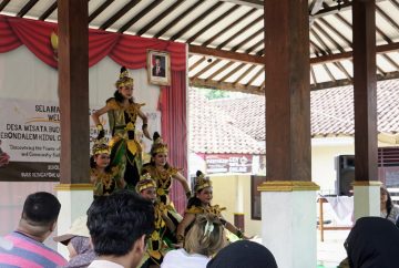 Pertunjukan ini menjadi bagian dari upaya memperkenalkan kearifan lokal kepada peserta internasional
