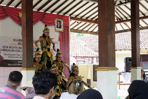 Pertunjukan ini menjadi bagian dari upaya memperkenalkan kearifan lokal kepada peserta internasional