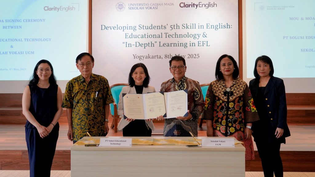 penandatanganan kerja sama antara Sekolah Vokasi UGM dan PT Solusi Educational Technology, mitra resmi ClarityEnglish di Indonesia.