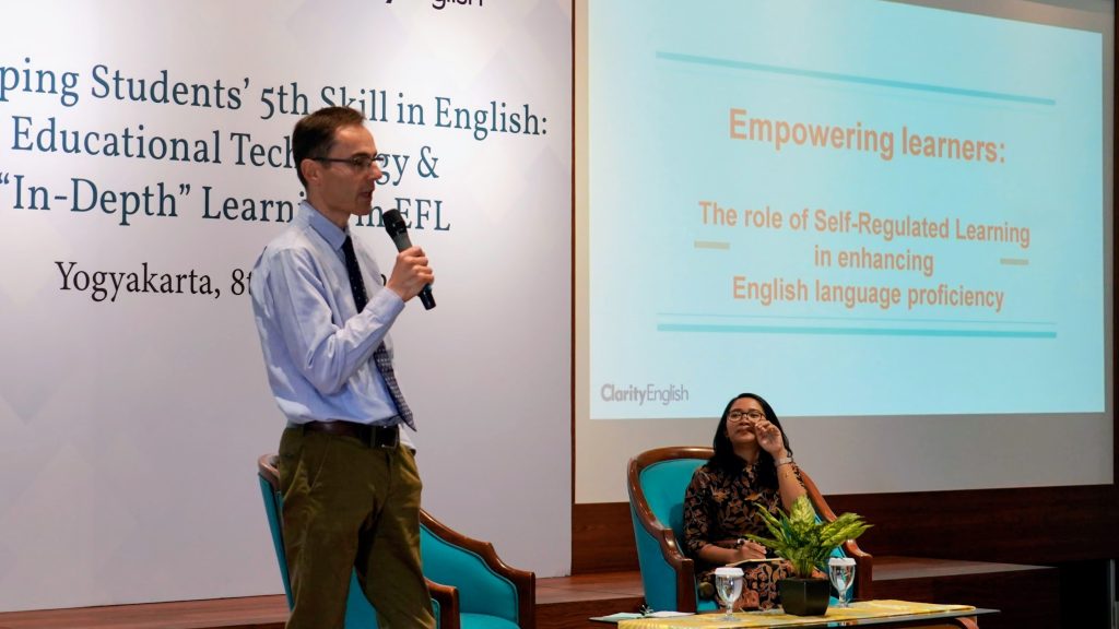 Martin Moore, M.A., Project Manager dari ClarityEnglish.