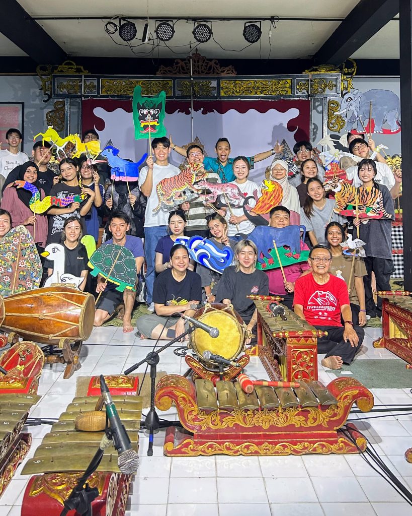 Kegiatan ini merupakan bagian dari program imersi internasional yang mengangkat storytelling sebagai sarana pembelajaran lintas budaya dan pemberdayaan komunitas.