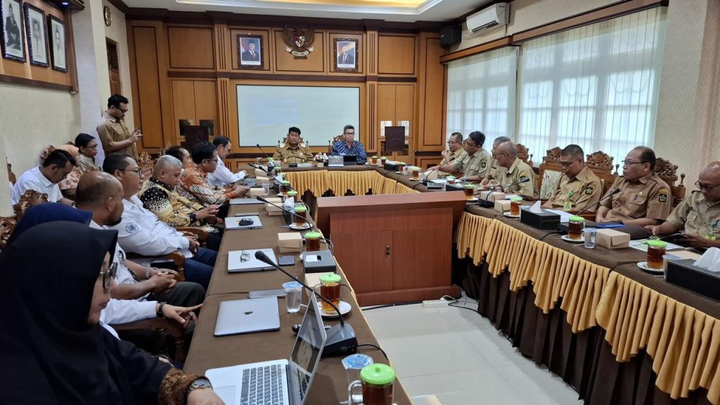 This collaboration is expected to empower young farmers in Kulon Progo to learn smart-agri techniques from UGM, which will lead to improved melon cultivation practices.