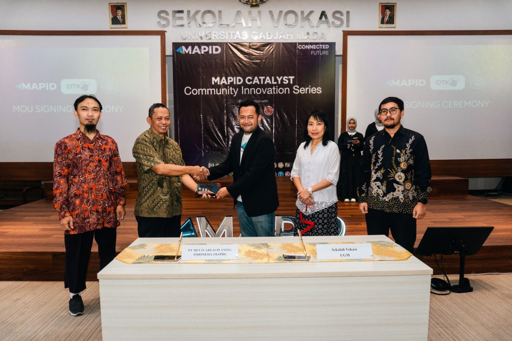 Kerja sama ini ditandai dengan penandatangan dan pemberian simbolis sebagai bentuk komitmen MAPID dan Sekolah Vokasi