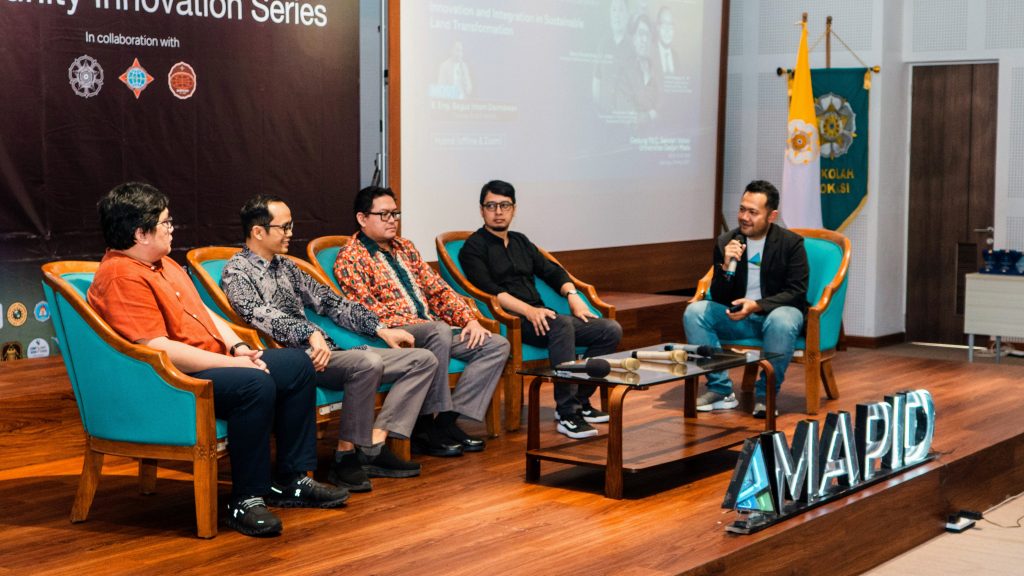 Diskusi ini membahas tantangan dan peluang besar dalam penerapan inovasi spasial dari ranah akademik kampus ke lapangan industri.