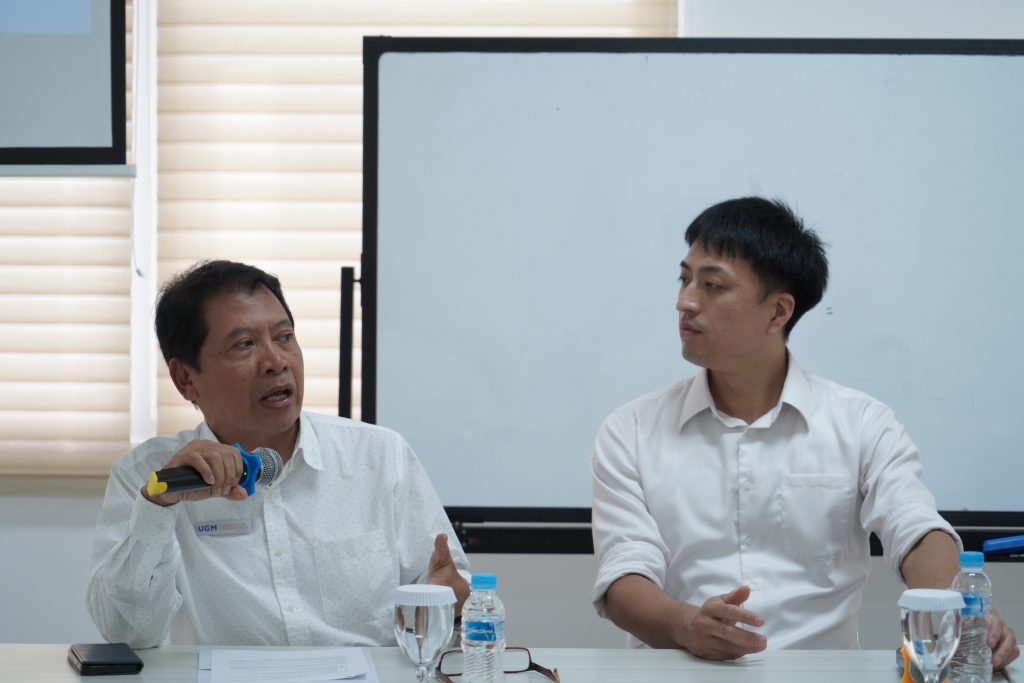Pelatihan ini menghadirkan tiga narasumber ahli, yakni Yuta Otake dan Widodo dari The Mangrove Education Centre, serta Rosalina Nugraheni Wulan Purnami dari Universitas Esa Unggul.
