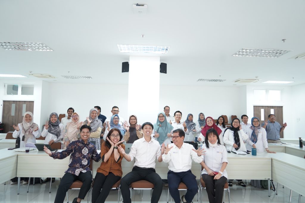 Kegiatan ini bertujuan untuk meningkatkan kemampuan komunikasi lisan dan tulisan dalam bahasa Inggris dalam konteks akademik dan profesional lintas budaya