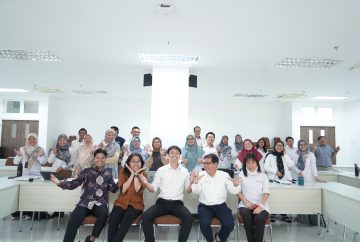 Kegiatan ini bertujuan untuk meningkatkan kemampuan komunikasi lisan dan tulisan dalam bahasa Inggris dalam konteks akademik dan profesional lintas budaya