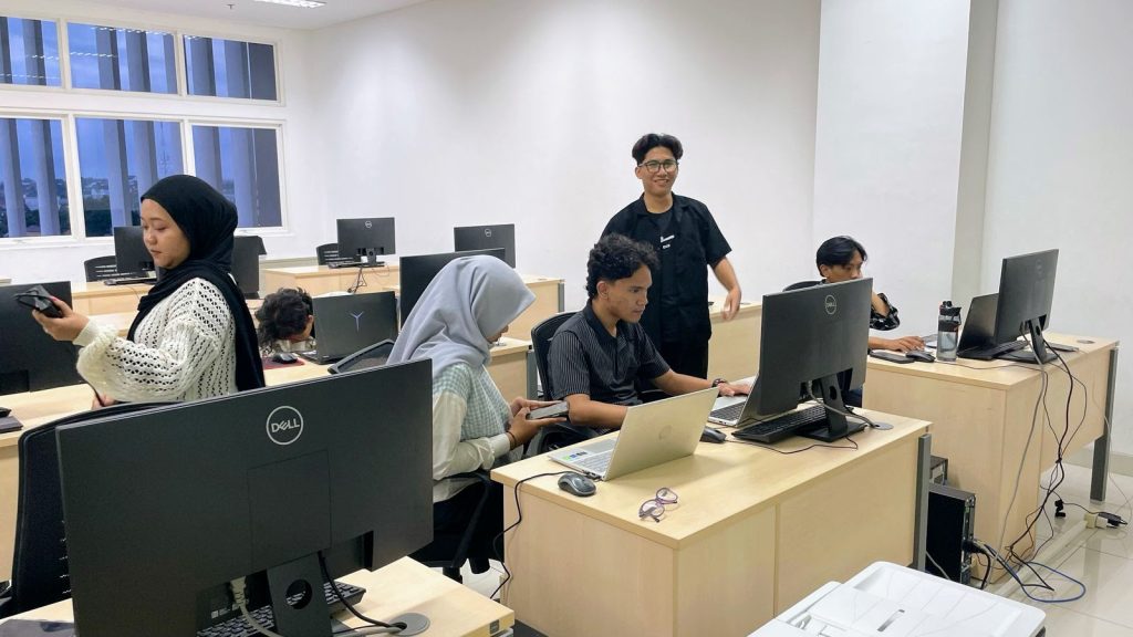 Pelaksanaan pelatihan BIM di ruang CoE Smart and Green Building Information