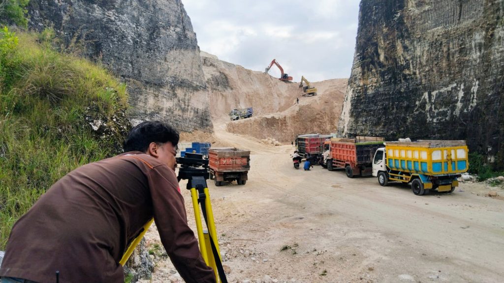 Akuisisi data lapangan di Tambang Kapur Bedoyo, Gunung Kidul