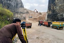 Akuisisi data lapangan di Tambang Kapur Bedoyo, Gunung Kidul