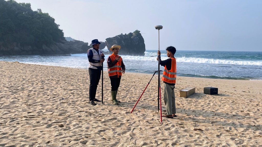 Pengambilan data di kawasan pesisir Daerah Istimewa Yogyakarta menggunakan GNSS Trimble R8s