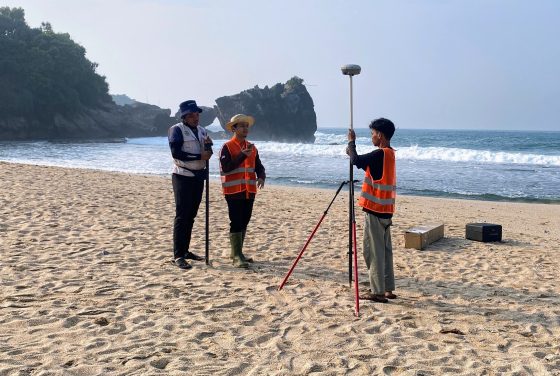 Pengambilan data di kawasan pesisir Daerah Istimewa Yogyakarta menggunakan GNSS Trimble R8s