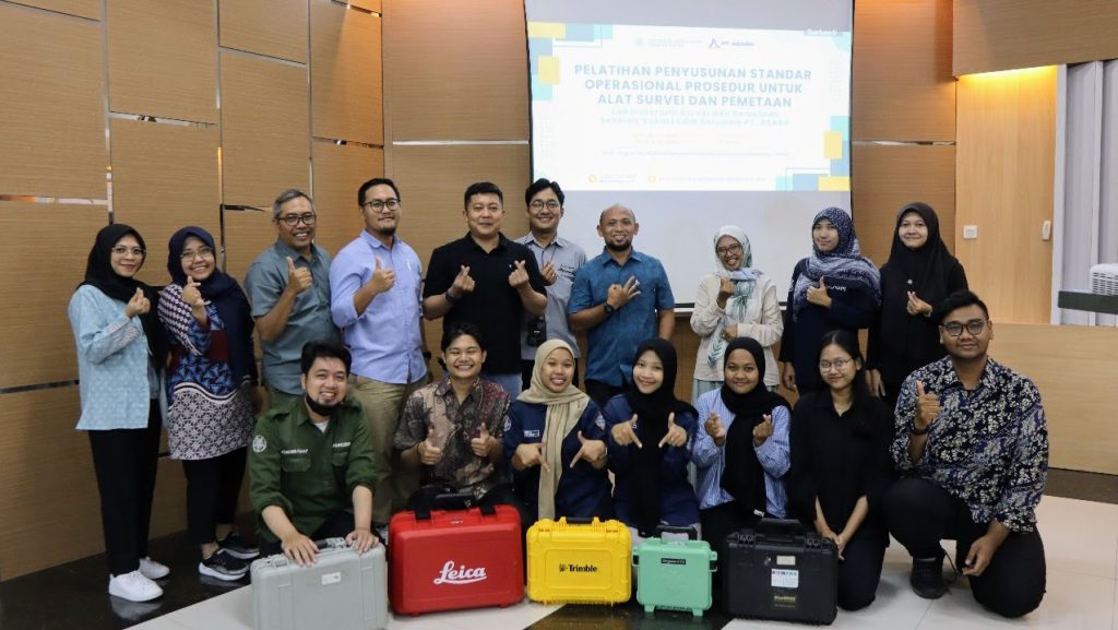 Dokumentasi Pelatihan Penyusunan SOP Pemeliharaan Alat Survei dan Pemetaan di Hall Gedung Perpustakaan Departemen Teknologi Kebumian Sekolah Vokasi UGM