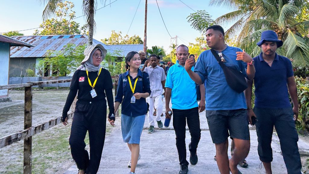 Tim KKN-PPM “Raja Ampat Berkisah” Sekolah Vokasi UGM bersama perwakilan Himpunan Pramuwisata Indonesia (HPI) dan warga Pulau Jefman berjalan bersama menyusuri perkampungan.