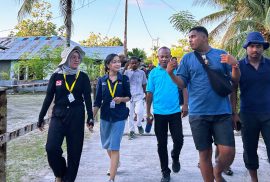 Tim KKN-PPM “Raja Ampat Berkisah” Sekolah Vokasi UGM bersama perwakilan Himpunan Pramuwisata Indonesia (HPI) dan warga Pulau Jefman berjalan bersama menyusuri perkampungan.