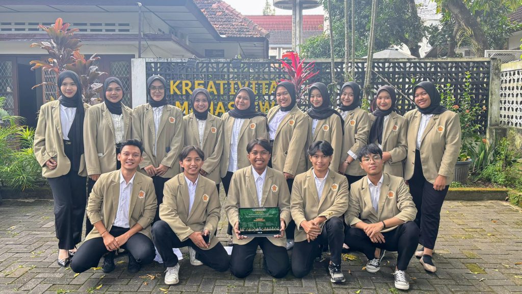 SWARA SV UGM adalah program PPK Ormawa yang memadukan inovasi akuaponik modern dan pemberdayaan masyarakat Kalurahan Wukirsari, Bantul.